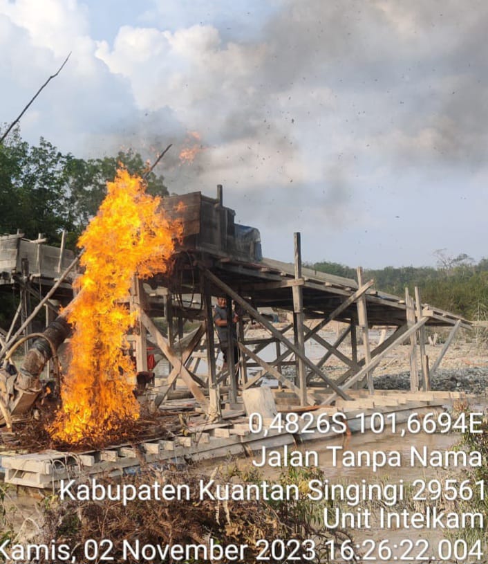 Respon Cepat Polsek Benai Musnahkan 4 Unit Rakit PETI Di Sungai Batang Kuantan Desa Tanjung Simandol